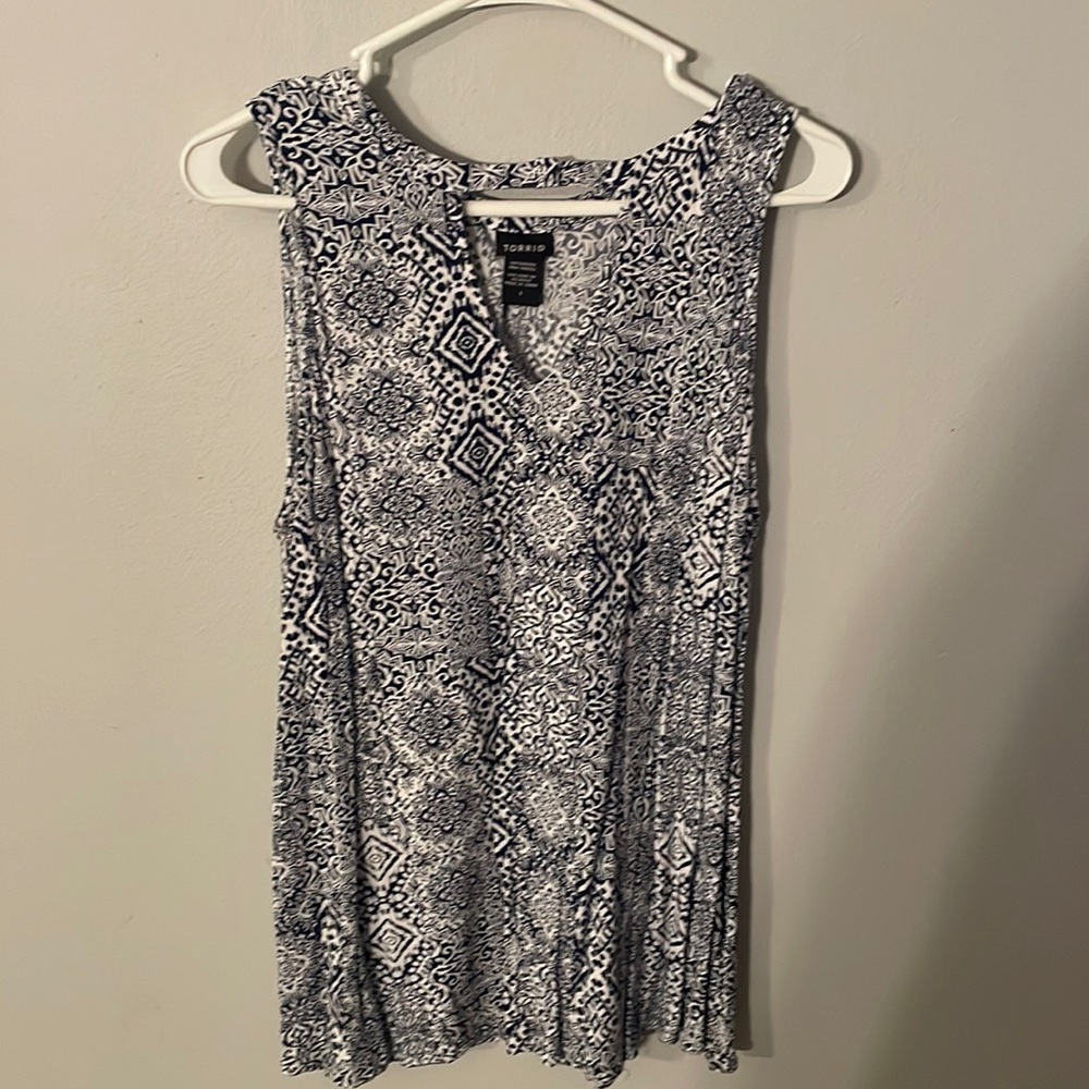 Blue and white geometric tank top with keyhole front. Torrid size 1